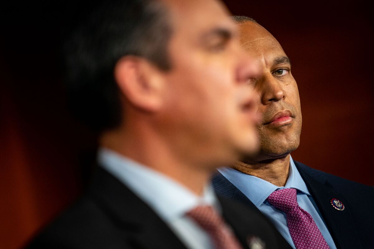 Le représentant Hakeem Jeffries (D-NY), à droite, écoute le représentant Pete Aguilar (D-CA) s'exprimer lors d'une conférence de presse à Capitol Hill.