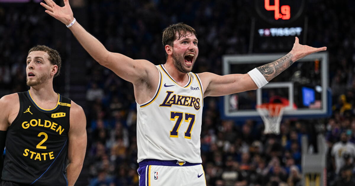 Lakers blow 25-point lead in double-digit loss to Warriors