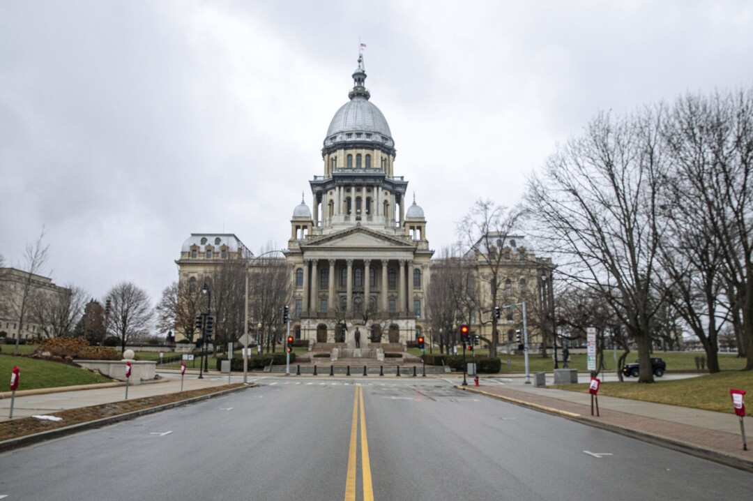 I parcheggi intorno al perimetro dell'Illinois State Capitol sono stati bloccati per possibili proteste.