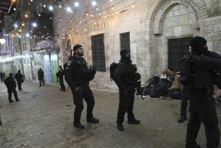 Policías israelíes desplegados cerca de la mezquita de Al-Aqsa, en Jerusalén, el sábado 1 de abril de 2023. (AP Foto/Mahmoud Illean)