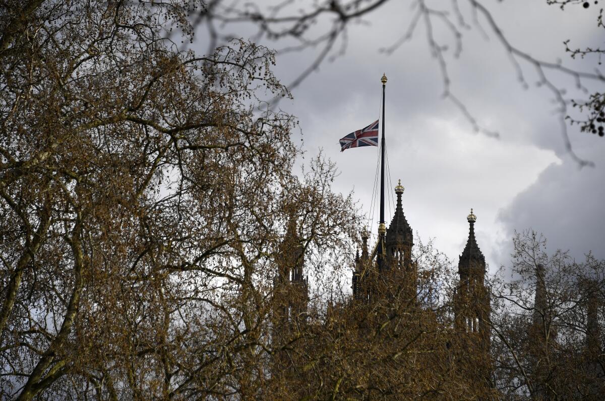 La bandera británica a media asta en el Palacio de Westminster en Londres, el 9 de abril de 2021