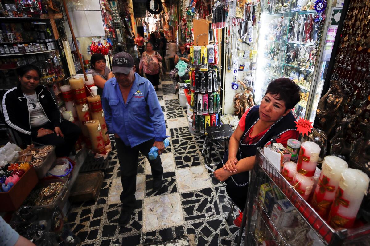 Fotografía fechada el 2 de abril del 2020 que muestra a comerciantes de productos esotéricos laborando en el Mercado Sonora, de la Ciudad de México (México). EFE/ José Méndez