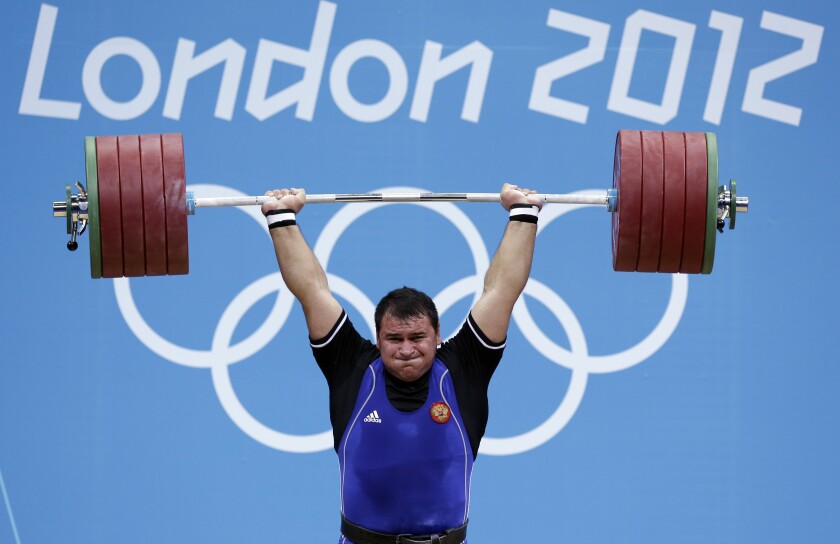 ARCHIVO - En esta foto del 7 de agosto del 2012, el pesista ruso Ruslán Albegov compite en la categoría de más de 105 kilogramos en las Olimpiadas del 2012 en Londres. (AP Foto/Hassan Ammar.) ** Usable by HOY, ELSENT and SD Only **