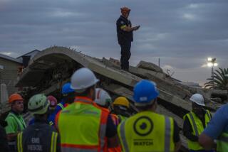 Cuadrillas de rescate buscan a sobrevivientes de un edificio en construcción que se derrumbó en George, Sudáfrica, el 8 de mayo de 2024. Casi 40 trabajadores seguían desaparecidos. (Foto AP/Jerome Delay)