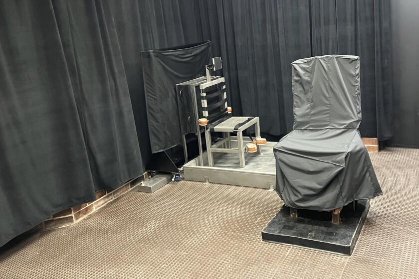 ARCHIVO - Esta foto, proporcionada por el Departamento Correccional de Carolina del Sur, muestra la cámara de la muerte del estado en Columbia, Carolina del Sur, incluyendo la silla eléctrica, a la derecha, y una silla de fusilamiento, a la izquierda. (Departamento Correccional de Carolina del Sur vía AP, Archivo).