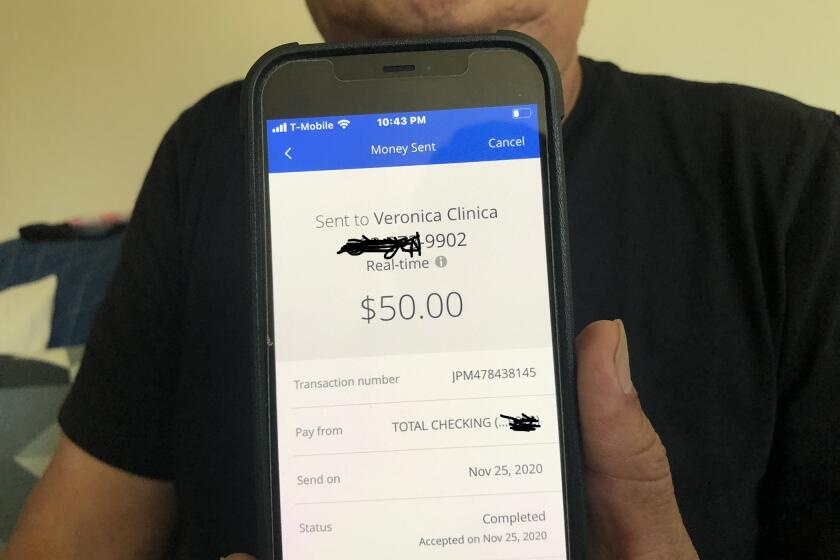 Edgar Reyes muestra la prueba de una transferencia electronica de $50 para completar los $175 del examen de COVID, que le hicieron en el consulado de Guatemala en Los Ángeles.