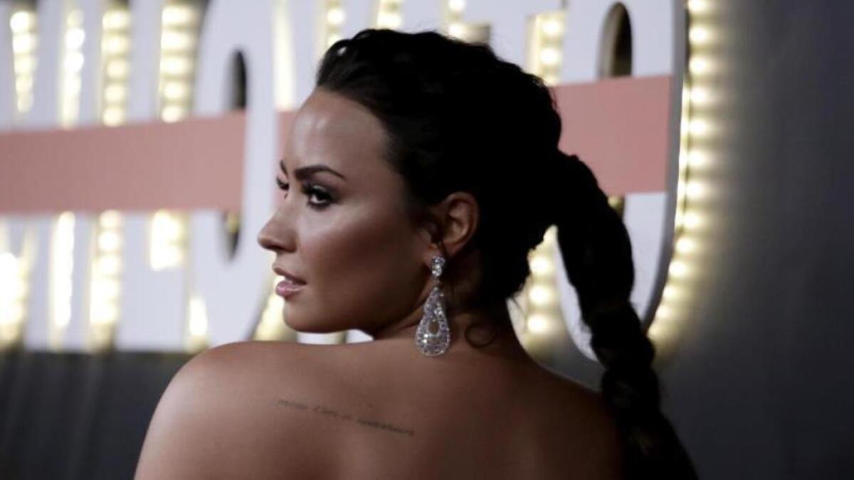 La cantante, compositora y actriz estadounidense Demi Lovato posa para los fotógrafos a su llegada a la presentación de su documental "Demi Lovato: Simply Complicated" en el Fonda Theatre de Hollywood.