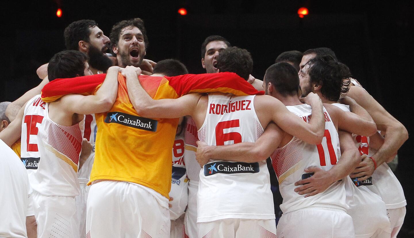 Pau Gasol, tercero de izquierda a derecha, celebra con sus compañeros de España luego de ganar el Eurobasket a Lituania en Lille, Francia, el domingo 20 de septiembre de 2015. (Foto AP/Michel Spingler) ** Usable by HOY and ELSENT Only **