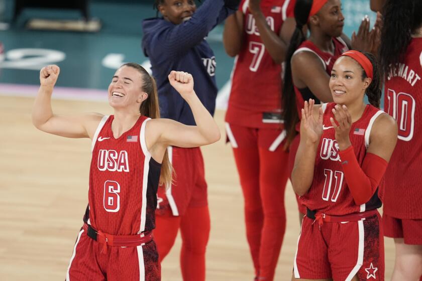 Las estadounidenses Sabrina Ionescu (6) reacciona tras la victoria ante Francia en la final del baloncesto femenino de los Juegos Olímpicos de París, el domingo 11 de agosto de 2024. (AP Foto/Michael Conroy)