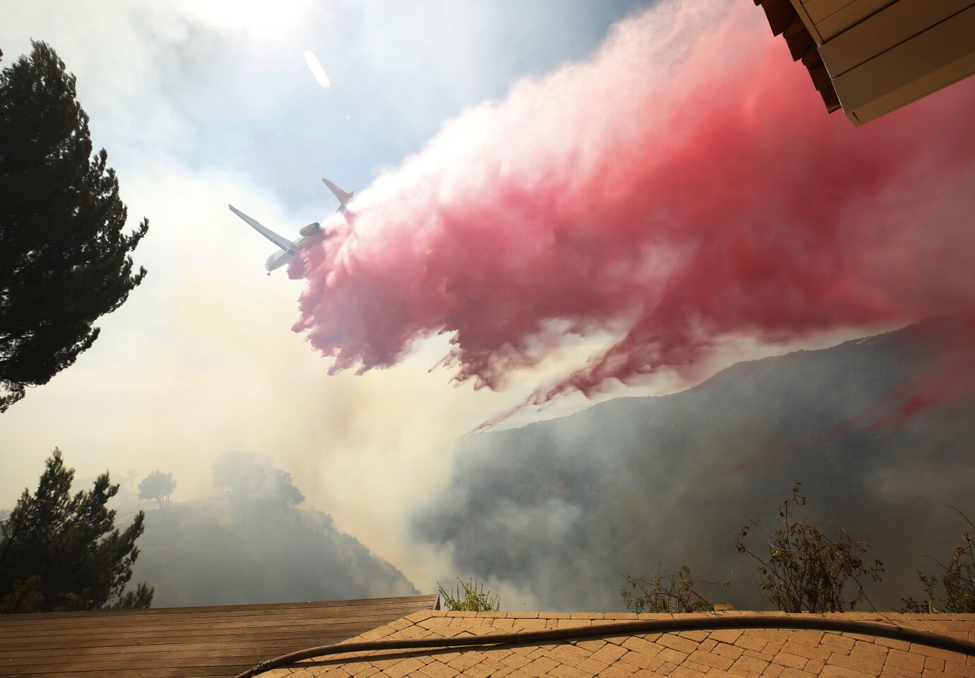 LOS ANGELES, CA - OCTOBER 21, 2019 Los Angeles fire crews responding to a brush fire during uphill near Palisades Drive in Pacific Palisades. (Al Seib / Los Angeles Times)