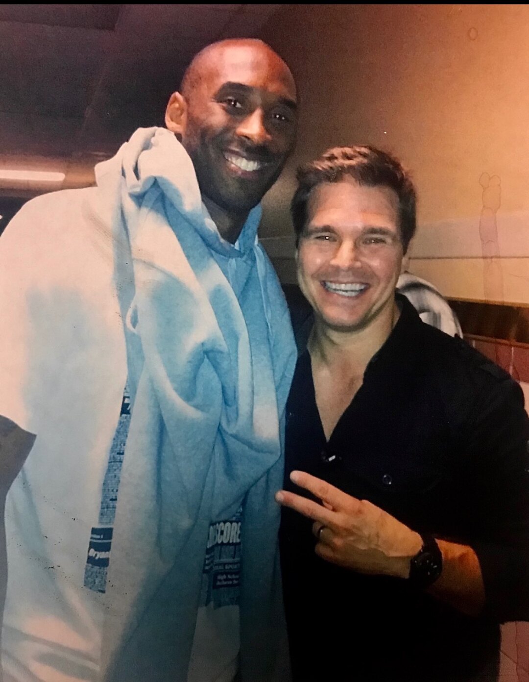 Kobe Bryant en su visita a LA Mission.
