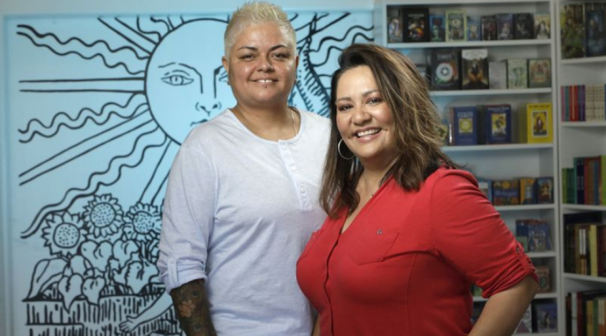 Alex Naranjo, a la izquierda, y Marlene Vargas abrieron la primera tienda House of Intuition en Los Ángeles, en 2010. Esta, en Highland Park, es su sexta y más nueva tienda especializada en artículos y regalos espirituales. (Myung J. Chun / Los Angeles Times)