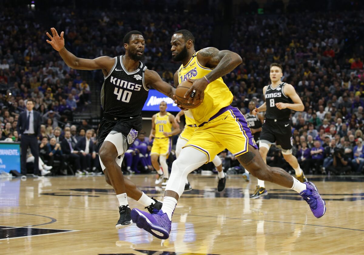Lakers roll to win over Kings, who show love for Kobe Bryant - Los Angeles  Times