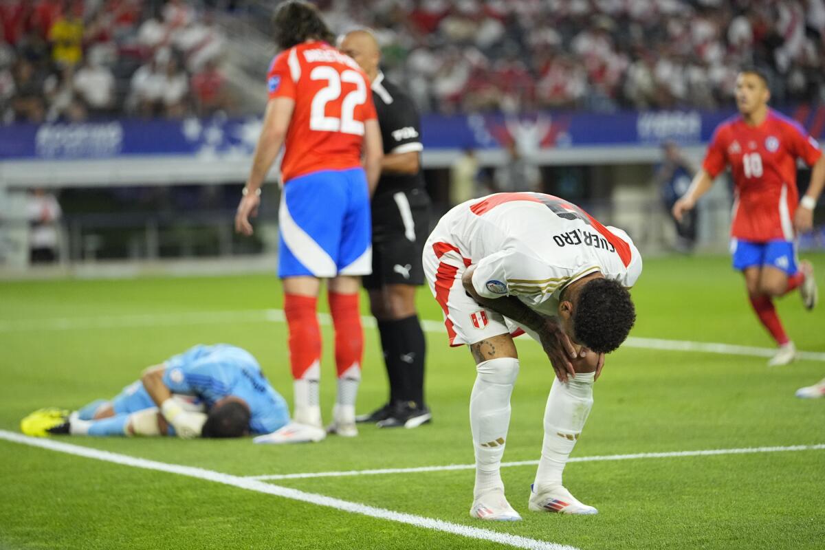 El peruano Paolo Guerrero se toca la rodilla durante un partido de fútbol 