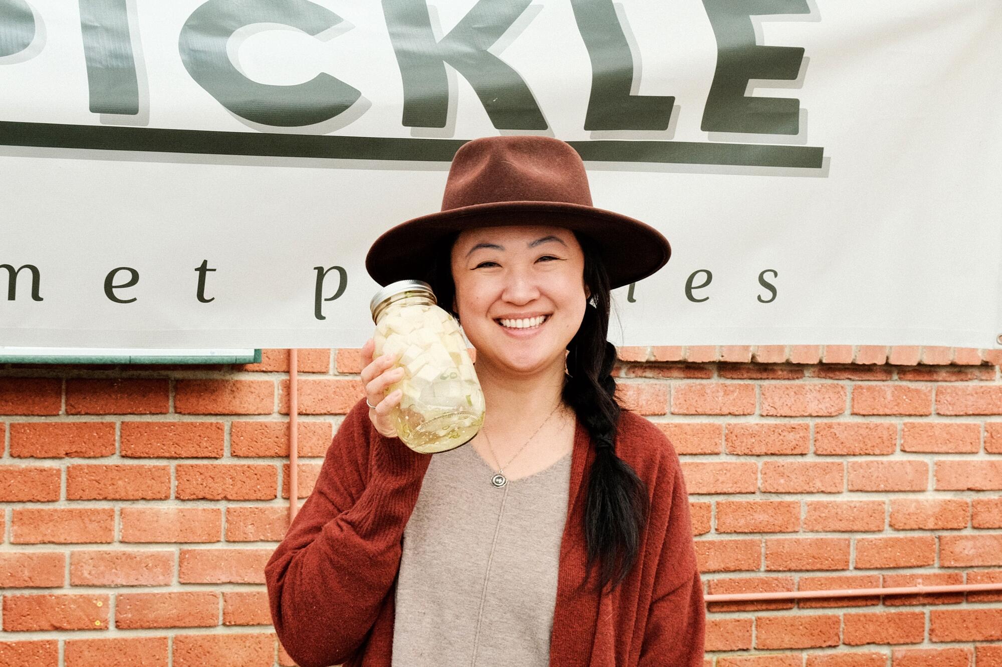 La vendeuse Janet Song tient le dernier pot de radis mariné sur son stand In a Pickle au marché fermier de Topanga.