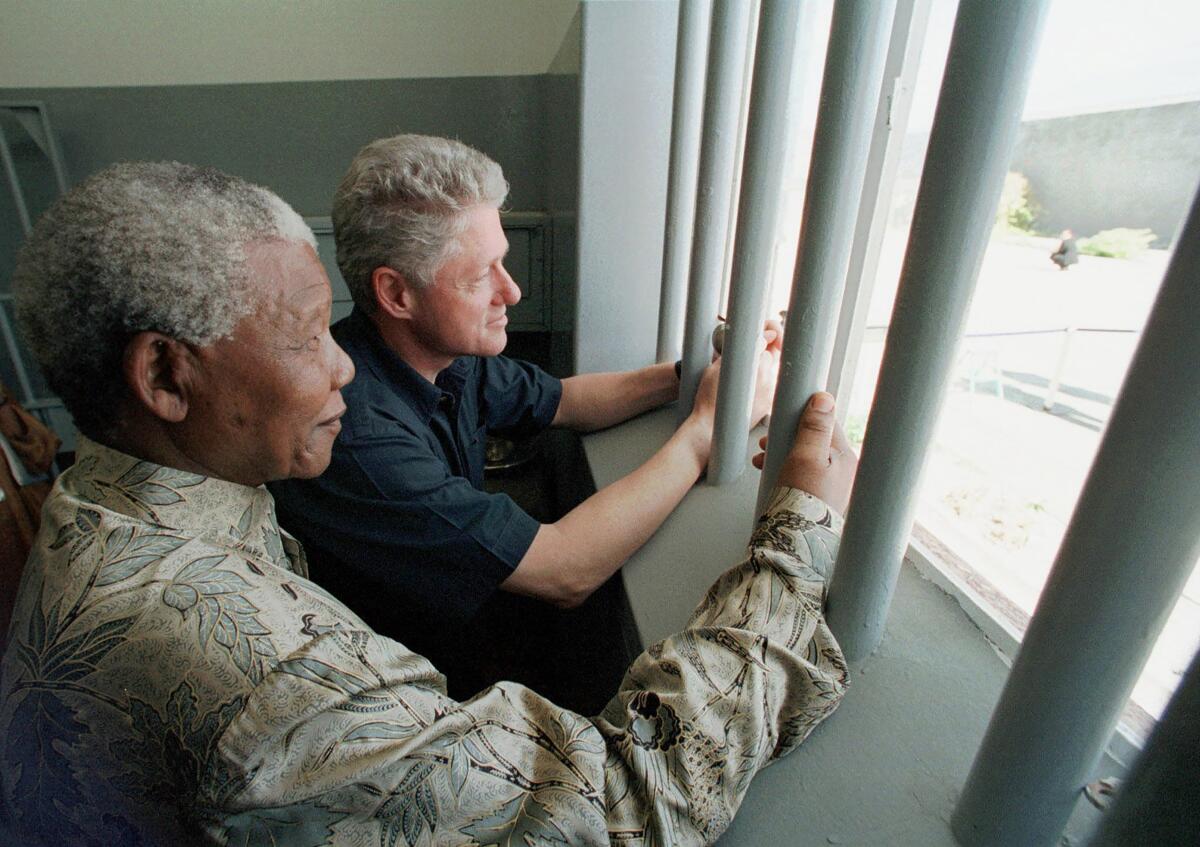 ARCHIVO - Nelson Mandela, izquierda, y el expresidente estadounidense Bill Clinton 