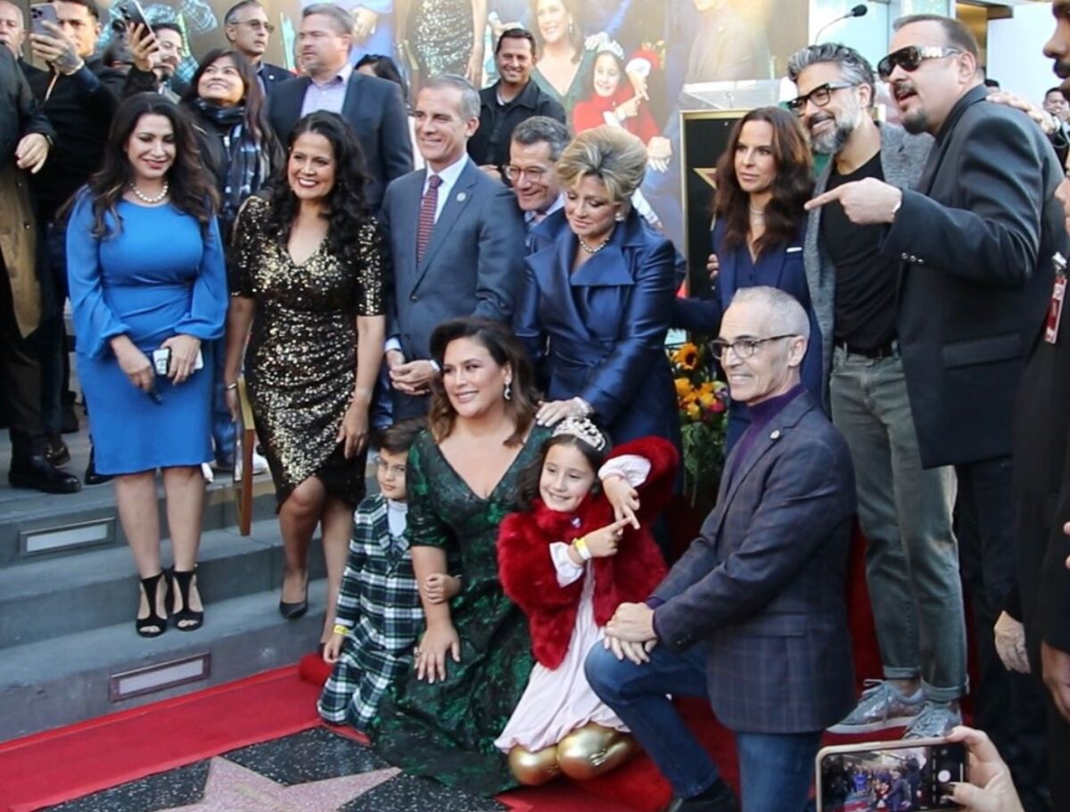 Junto a sus invitados de lujo, Angélica Vale develó su estrella en el Paseo  de la Fama de Hollywood - Los Angeles Times