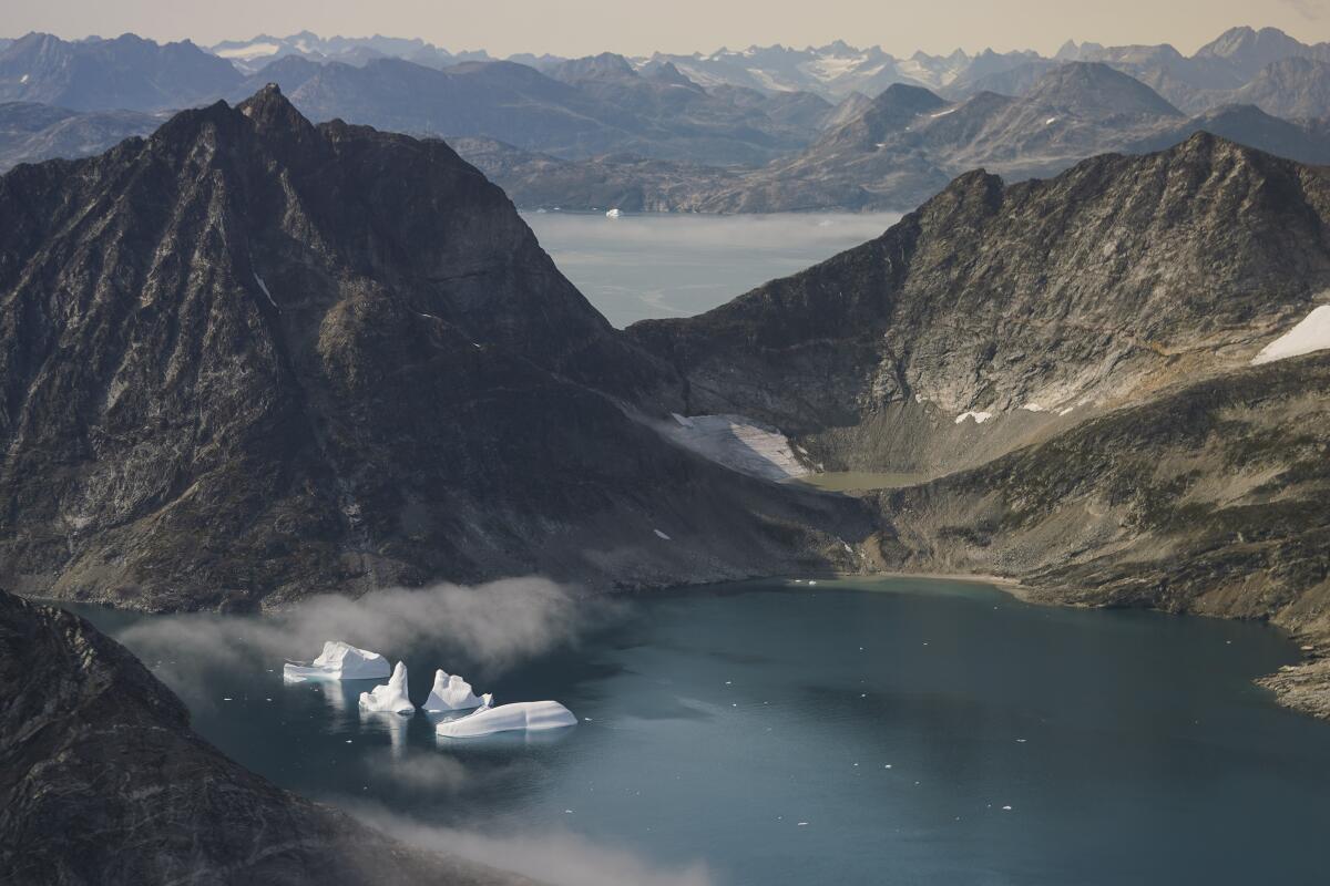 Icebergs vistos desde la ventana de un avión con científicos de la NASA a bordo 