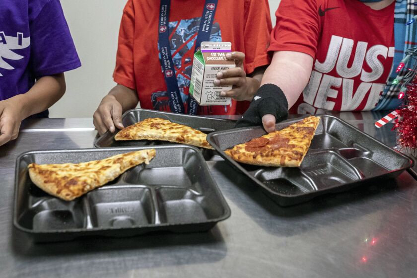 Estudiantes de segundo grado de primera seleccionan sus alimentos durante el almuerzo en la cafetería de la escuela primaria en Scottsdale, Arizona, el 12 de diciembre de 2022. (AP Foto/Alberto Mariani, Archivo)
