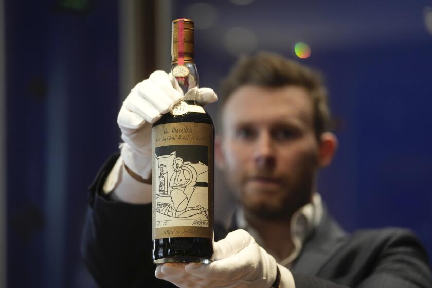 Exhiben a la prensa una botella del whisky más valioso del mundo antes de una subasta en Sotheby's, Londres, jueves 19 de octubre de 2023. Después de seis décadas de añejamiento en barricas de jerez, se llenaron apenas 40 botellas de The Macallan 1926 en 1986. Esta botella de whisky tiene un valor estimado de 900.000 a 1.450.000 dólares. Se recibirán ofertas anticipadas a partir del 1 de noviembre de 2023. (AP Foto/Kin Cheung)