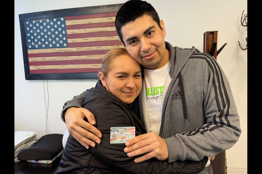 Marco le regala a su madre Mayra reciben la "green card".