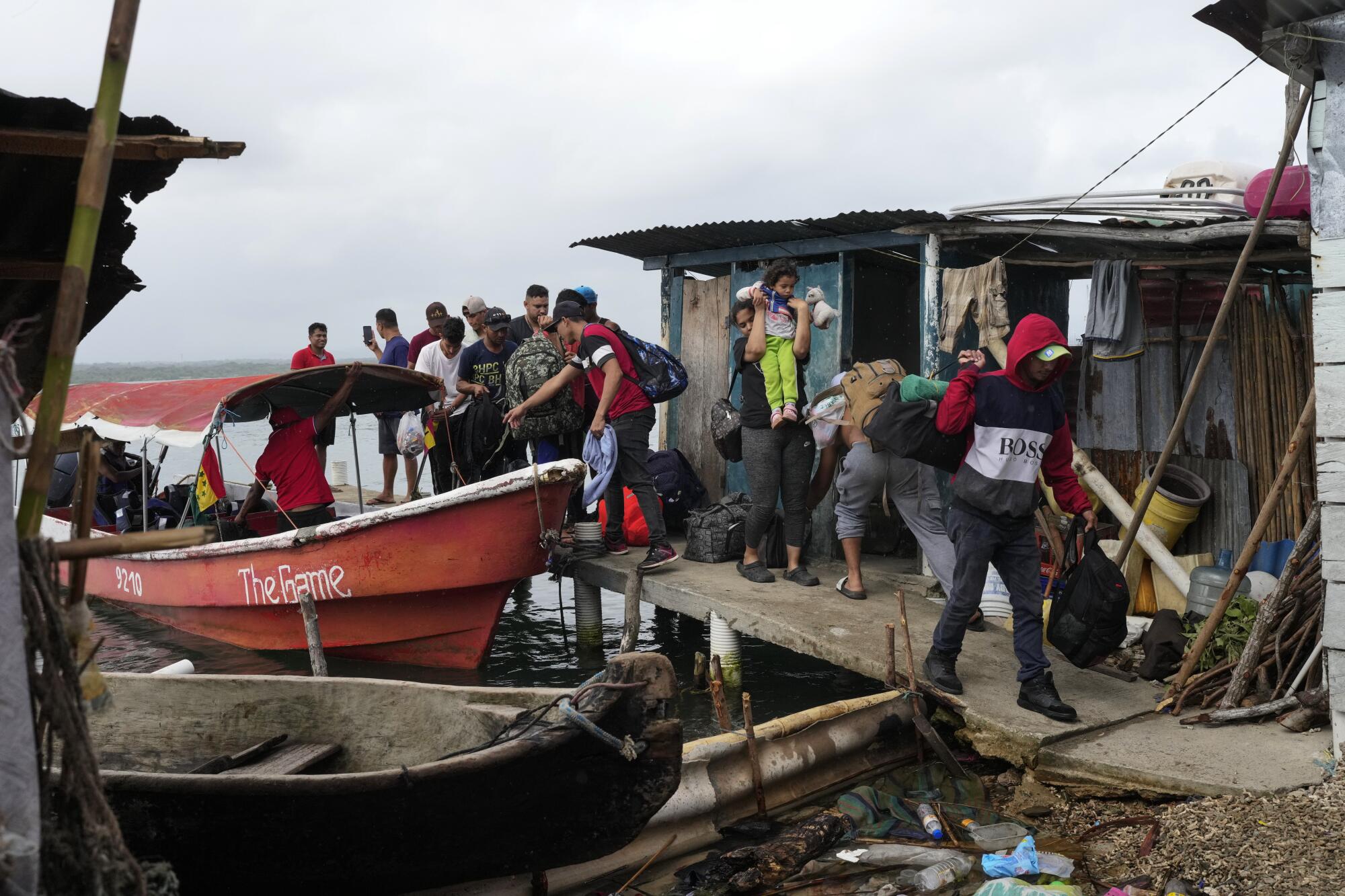 Migrantes venezolanos llegan a la isla panameña de Gardi Sugdub, en el Caribe,