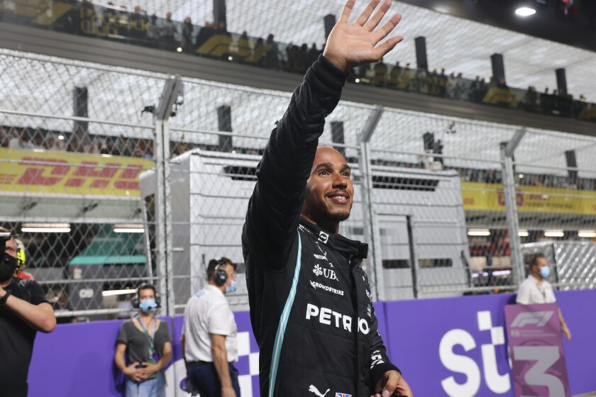 El piloto de Mercedes Lewis Hamilton celebra tras ganar el sábado, 4 de diciembre del 2021, la pole para el Gran Premio de Arabia Saudí de Fórmula Uno, en Yeda. (Giuseppe Cacace, Pool vía AP)