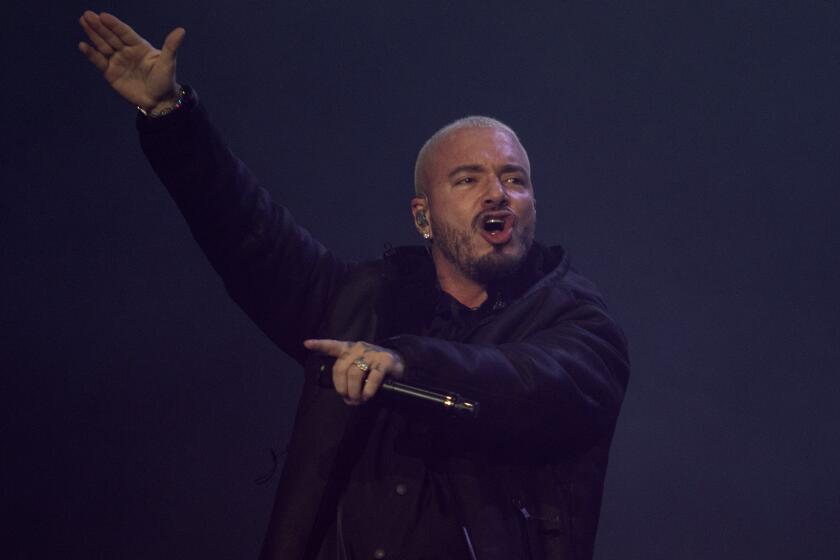 El cantante J Balvin durante su presentación en el festival Coca-Cola Flow Fest en la Ciudad de México el 27 de noviembre de 2022. (Foto AP/Alejandro Godínez)