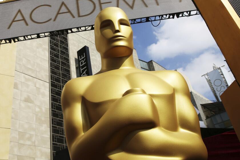 ARCHIVO - En esta foto del 21 de febrero de 2015, una estatua del Oscar afuera del Teatro Dolby para la 87va entrega anual de los Premios de la Academia, en Los Angeles.