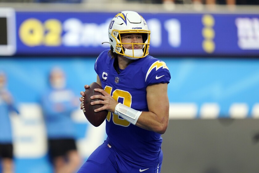Chargers quarterback Justin Herbert looks to throw against the New York Giants.