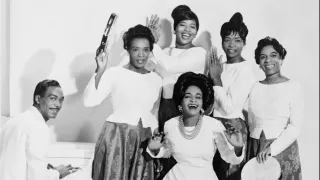 Una fotografia di Clara Ward (1924-1973) con il suo gruppo gospel, I famosi Cantanti Ward presenti nel California African American Museum How Sweet the Sound: Gospel Music di Los Angeles.