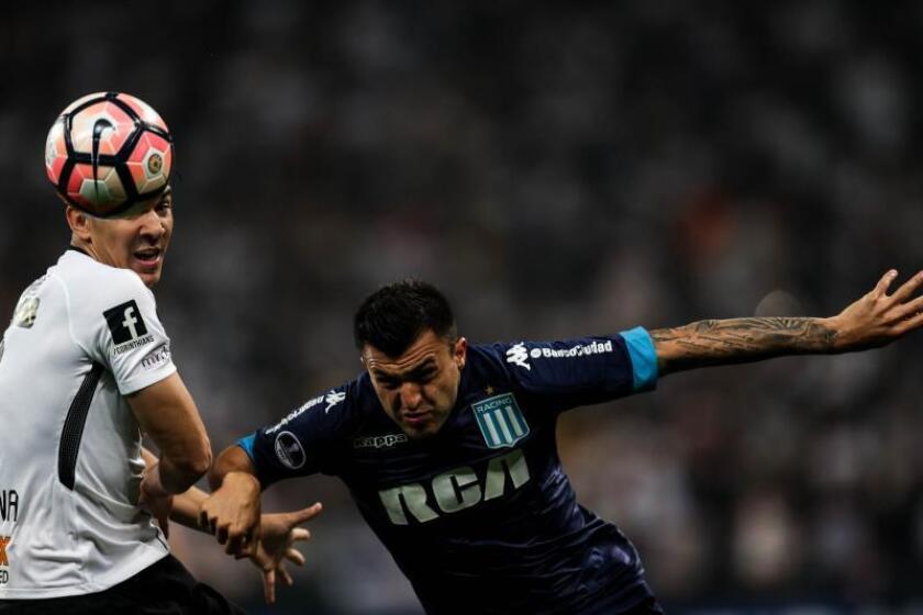 Balbuena (i) de Corinthians disputa el balón con Enrique Triverio (d). EFE/Fernando Bizerra Jr/Archivo