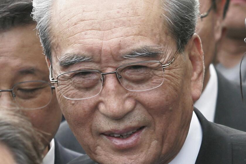 ARCHIVO - El delegado jefe norcoreano Kim Ki Nam sale tras rendir un homenaje silencioso al fallecido expresidente surcoreano Kim Dae-jung durante un servicio conmemorativo en la Asamblea Nacional en Seúl, Corea del Sur, el 21 de agosto de 2009. (AP Foto/Ahn Young-joon, Archivo)