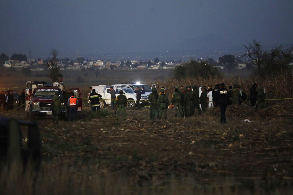 socorristas así como personal del ejército y la policía se encuentran en el lugar donde cayó un helicóptero