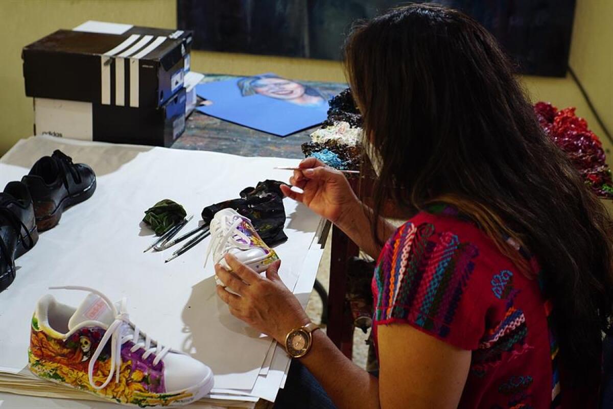 Doris Arellano Manzo se reinventa pintando zapatillas deportivas con motivos del Día de los Muertos.