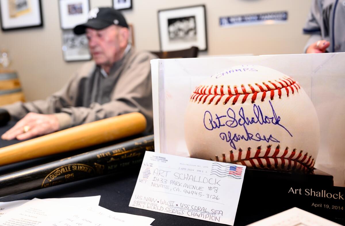 Art Schallock avec une balle de baseball signée.