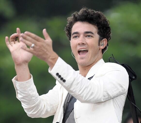 Kevin Jonas gets hitched