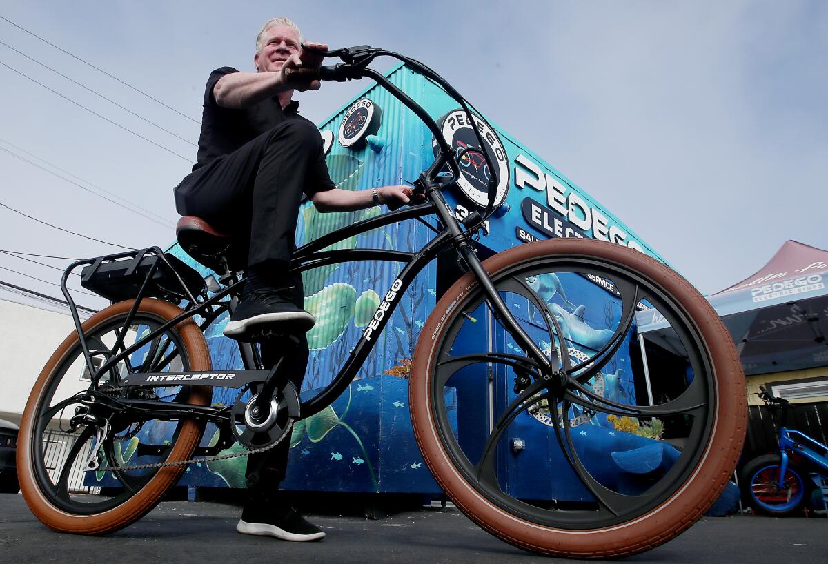 Tom Bock, propietario de Pedego Electric Bikes en Huntington Beach