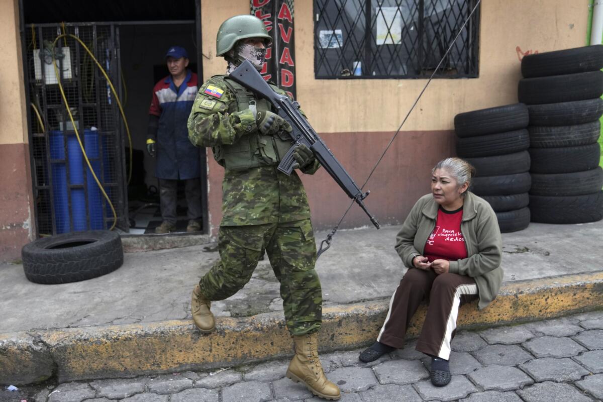 Militares patrullan por una zona residencial del sur de Quito, Ecuado
