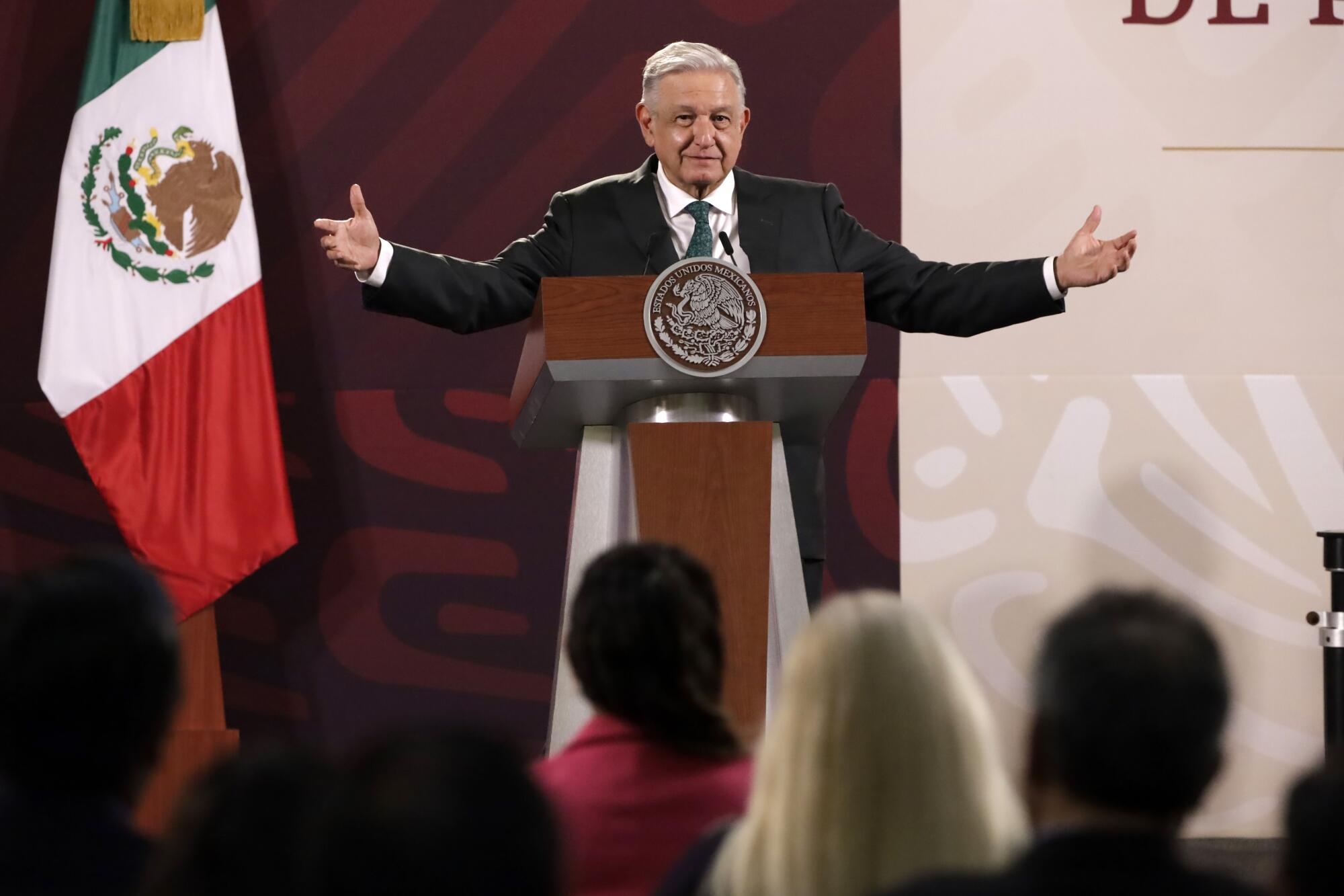墨西哥总统安德烈斯·曼努埃尔·洛佩斯·奥夫拉多尔在每日新闻发布会上举起手臂。
