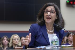 La presidenta de la Universidad de Columbia, Nemat Shafik, en su comparecencia ante una comisión del Congreso en Washington, el 17 de abril de 2024. (Foto AP /Mariam Zuhaib)