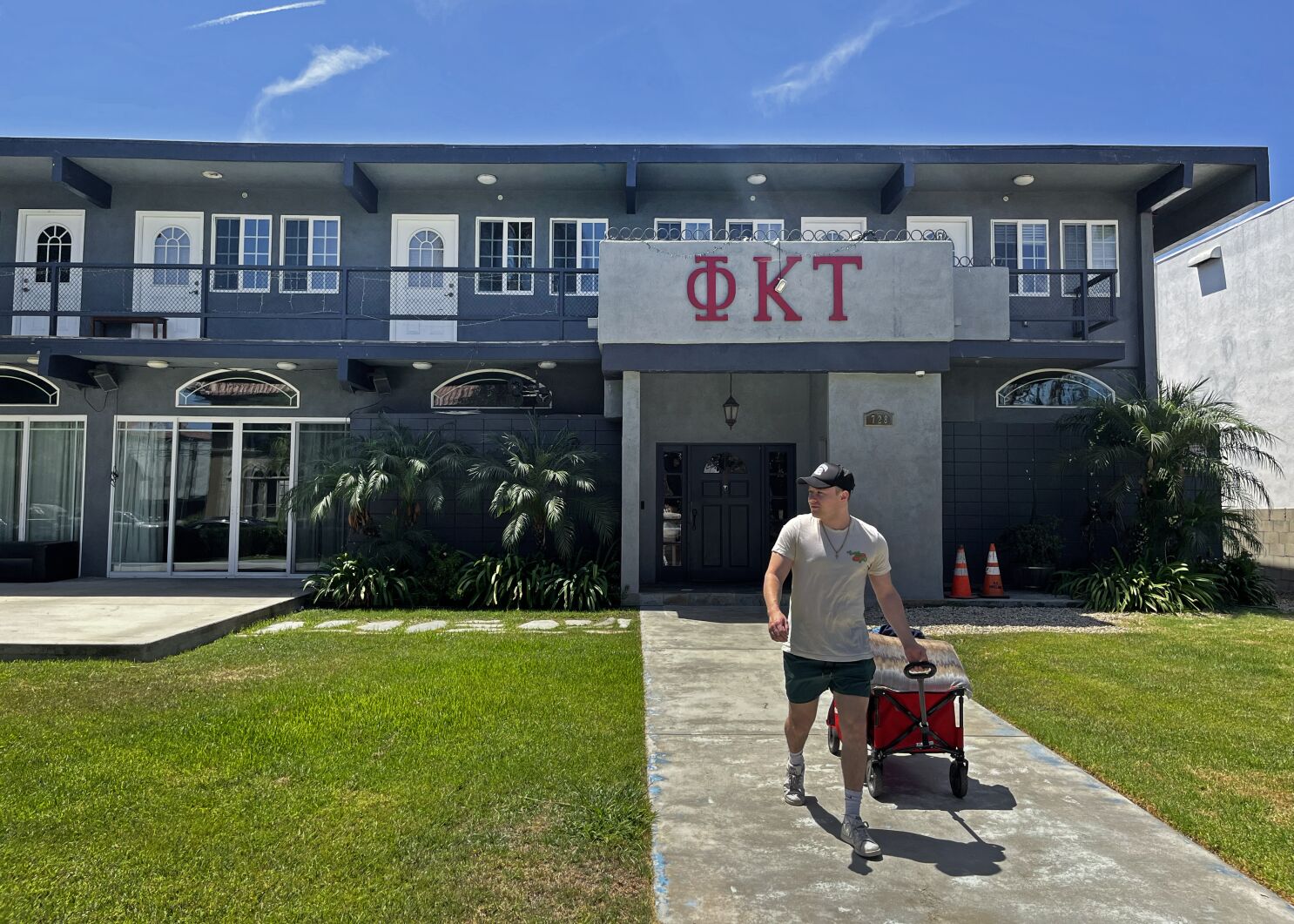 Six USC fraternities to school's party rules - Los Angeles
