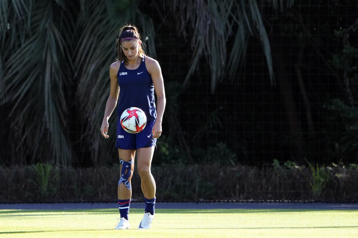 Alex Morgan, de la selección estadounidense de fútbol, entrena en Chiba