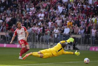 Harry Kane anota el primer gol de Bayern Múnich en la victoria 2-1 ante Eintracht Frankfurt en la Bundesliga, el sábado 27 de abril de 2024. (AP Foto/Matthias Schrader)