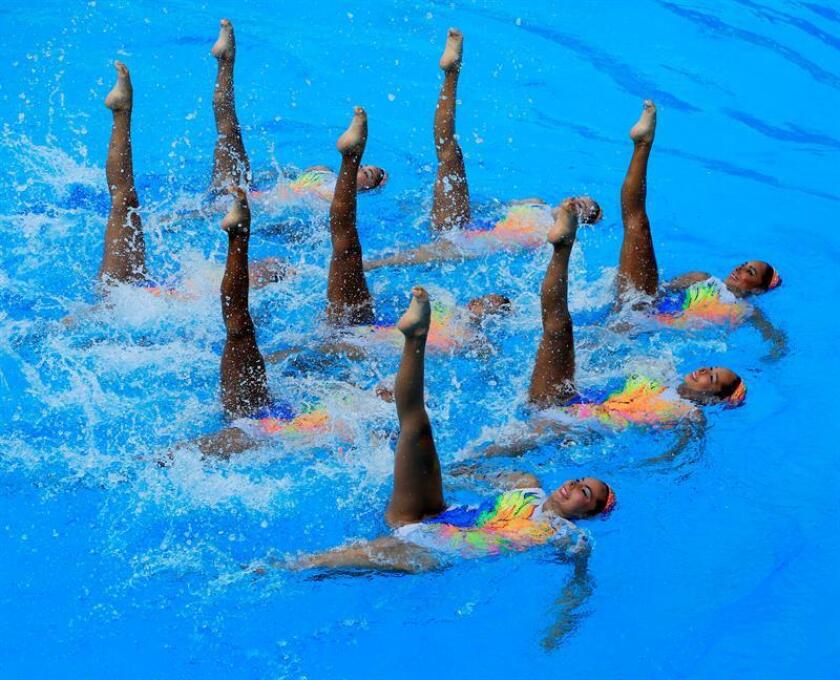 Integrantes del equipo de nado sincronizado de Mexico compiten hoy, lunes 30 de julio de 2018, en nado sincronizado equipo técnico en los XXIII Juegos Centroamericanos y del Caribe 2018 en Barranquilla (Colombia).