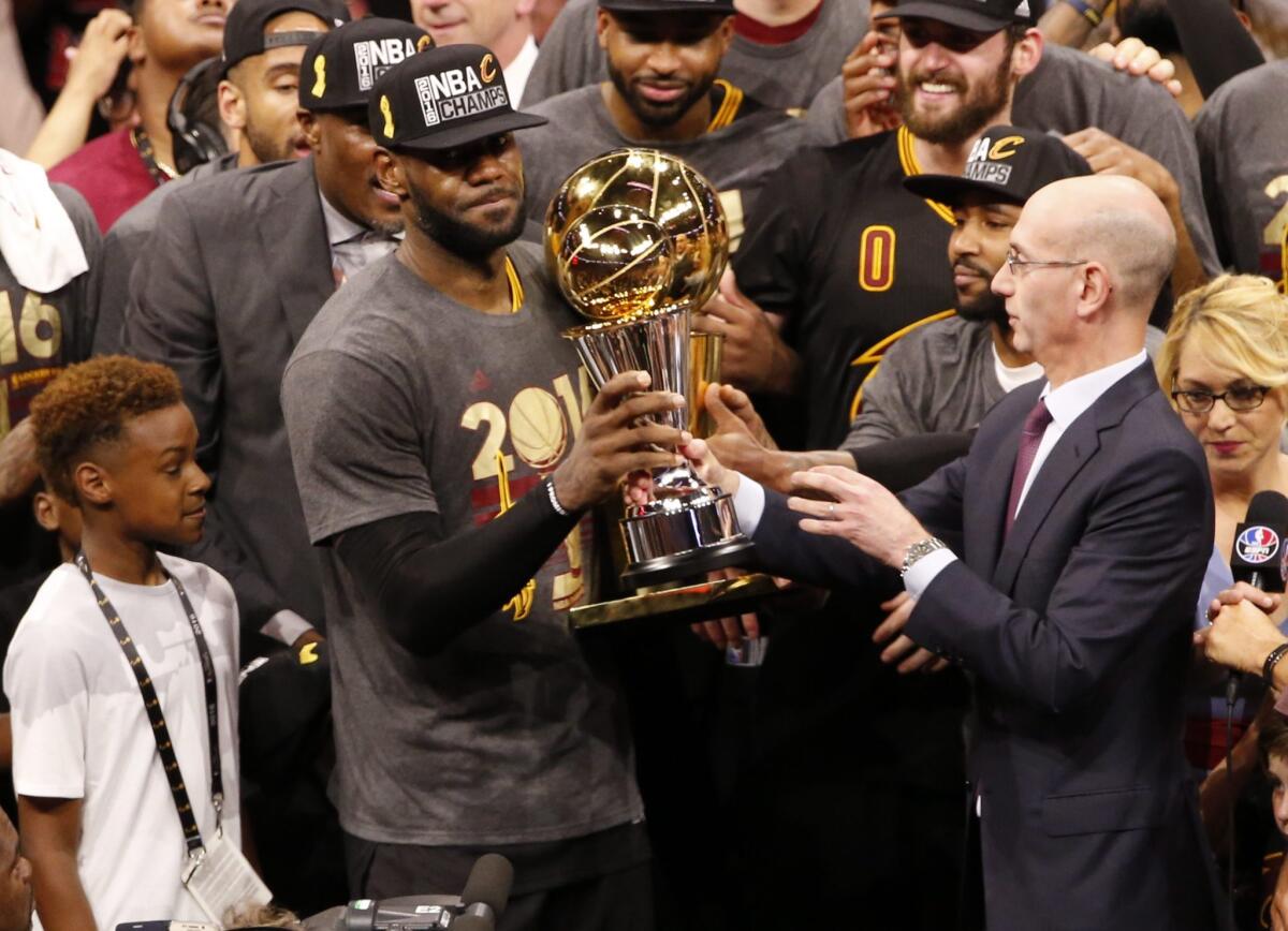 JGM01. Oakland (United States), 20/06/2016.- NBA Commissioner Adam Silver (R) hands Cleveland Cavaliers forward LeBron James (L) the MVP trophy while holding the NBA Championship trophy after defeating the Golden State Warriors in NBA Finals game at Oracle Arena in Oakland, California, USA, 19 June 2016. The Cavaliers defeated the Warriors to win the NBA Finals Champions. (Baloncesto, Estados Unidos) EFE/EPA/JOHN G. MABANGLO CORBIS OUT ** Usable by HOY and SD Only **