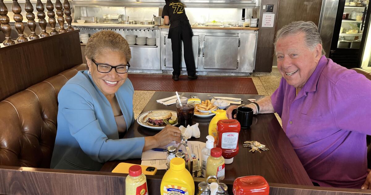 Column: Langer’s closing? Mayor Bass comes for lunch and vows to “reply urgently” to neighborhood issues