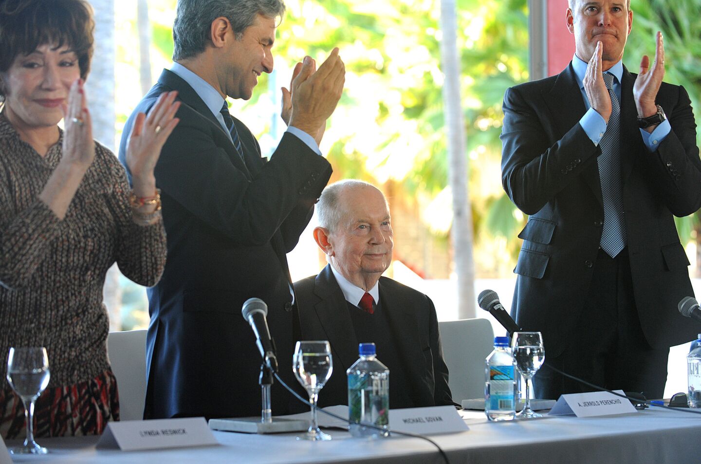 Jerry Perenchio, seated, gets a standing ovation during a 2014 news conference at LACMA to announce his bequest of artwork to the museum.