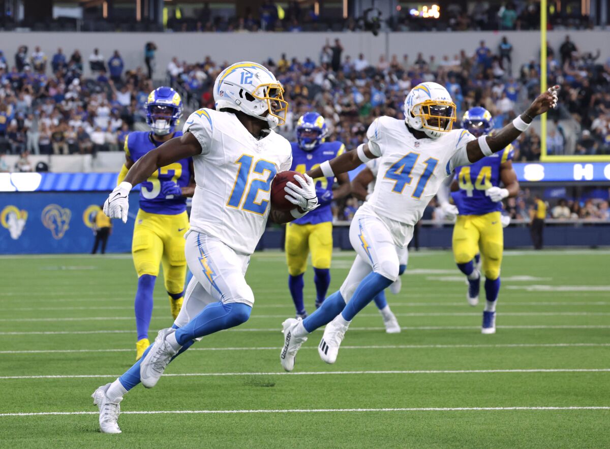 Chargers Derius Davis, takım arkadaşı Raheem Layne kutlama yaparken ikinci çeyrekte bir gol atıyor.