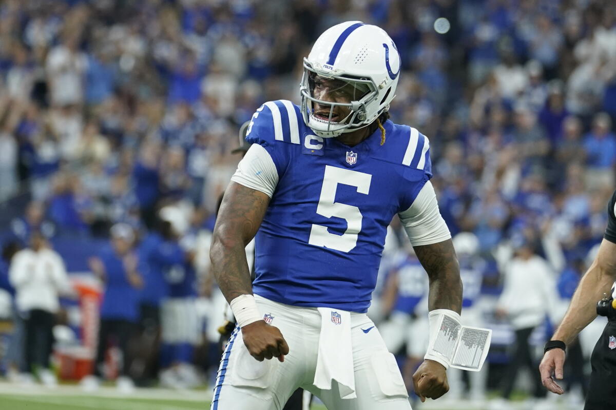 Colts oyun kurucusu Anthony Richardson, Rams'a karşı attığı gol ve iki sayı dönüşümünden sonra kutlama yapıyor.